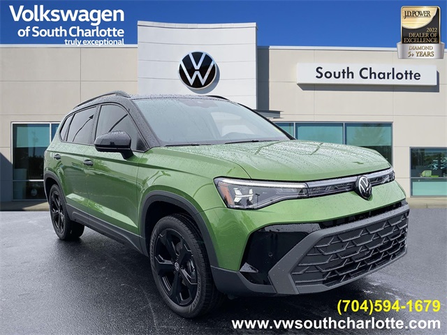 2025 Volkswagen Taos SE Black's photo