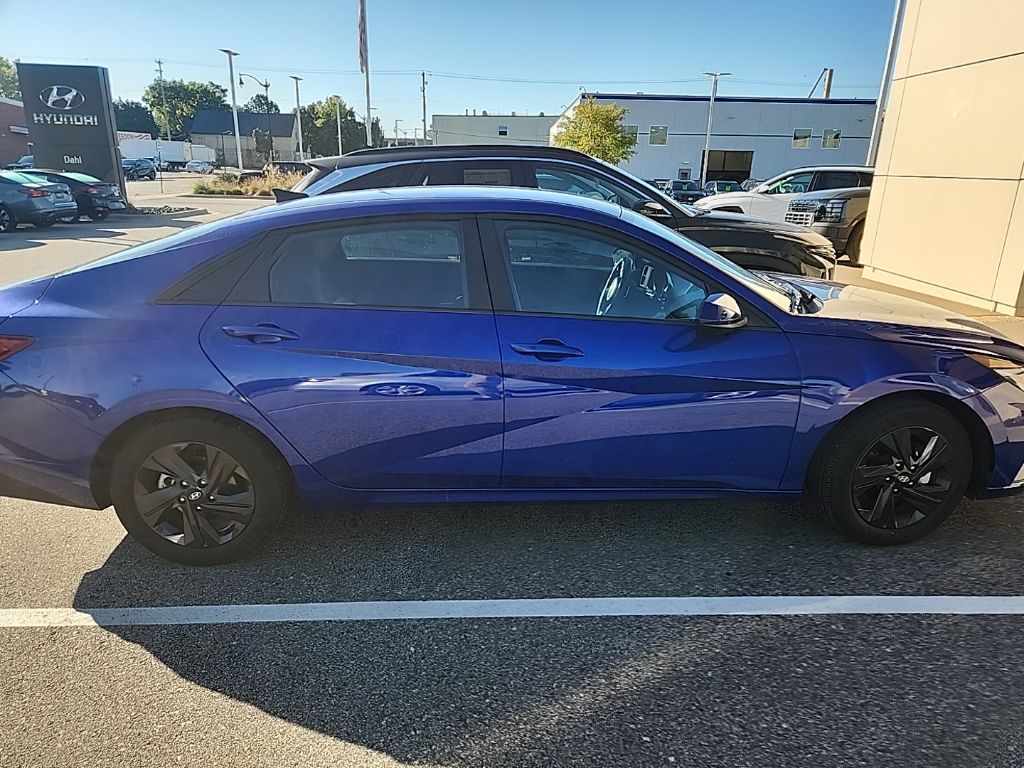 2023 Hyundai Elantra SEL photo 2