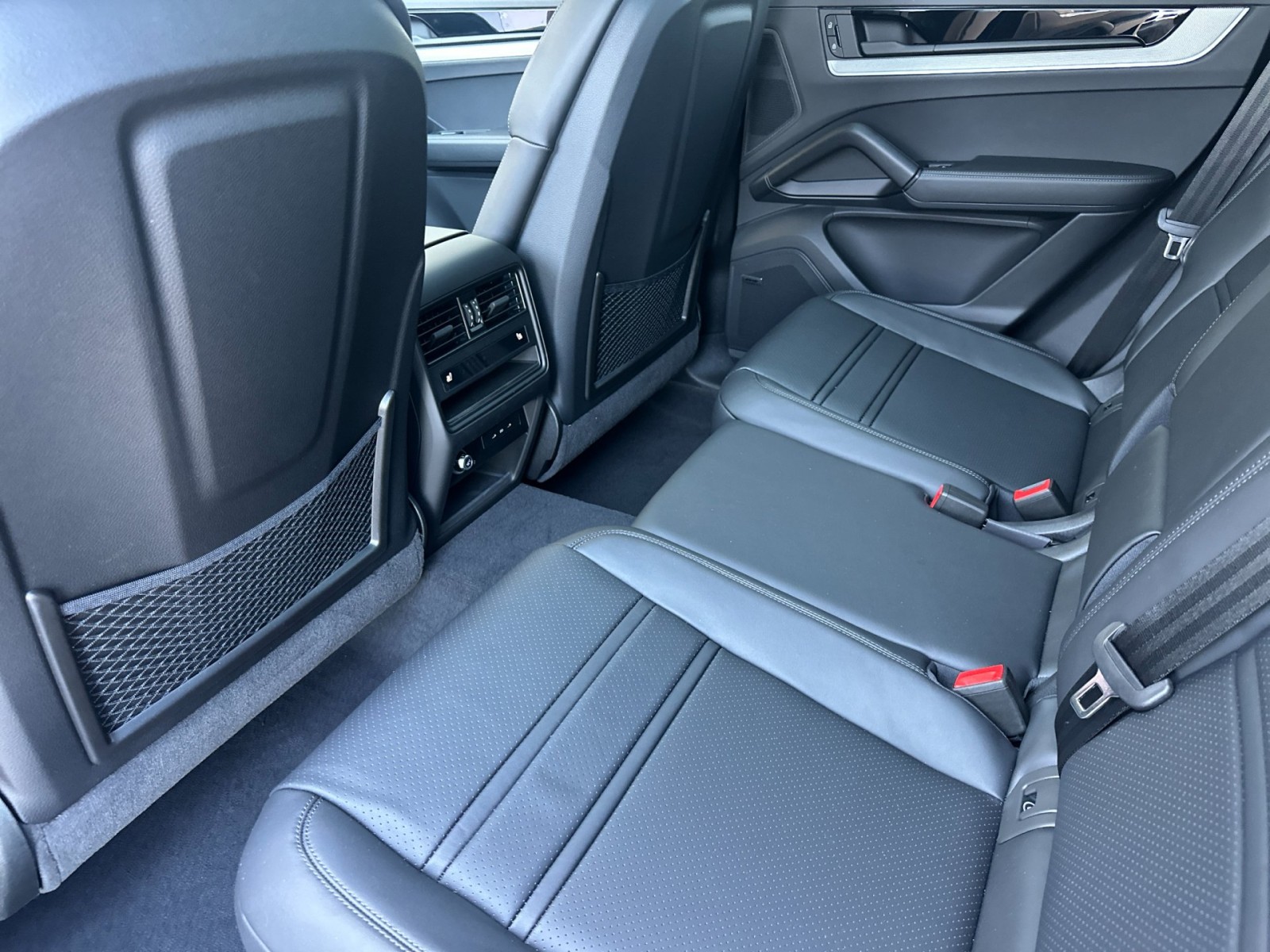 2025 Porsche Cayenne Coupe photo 14