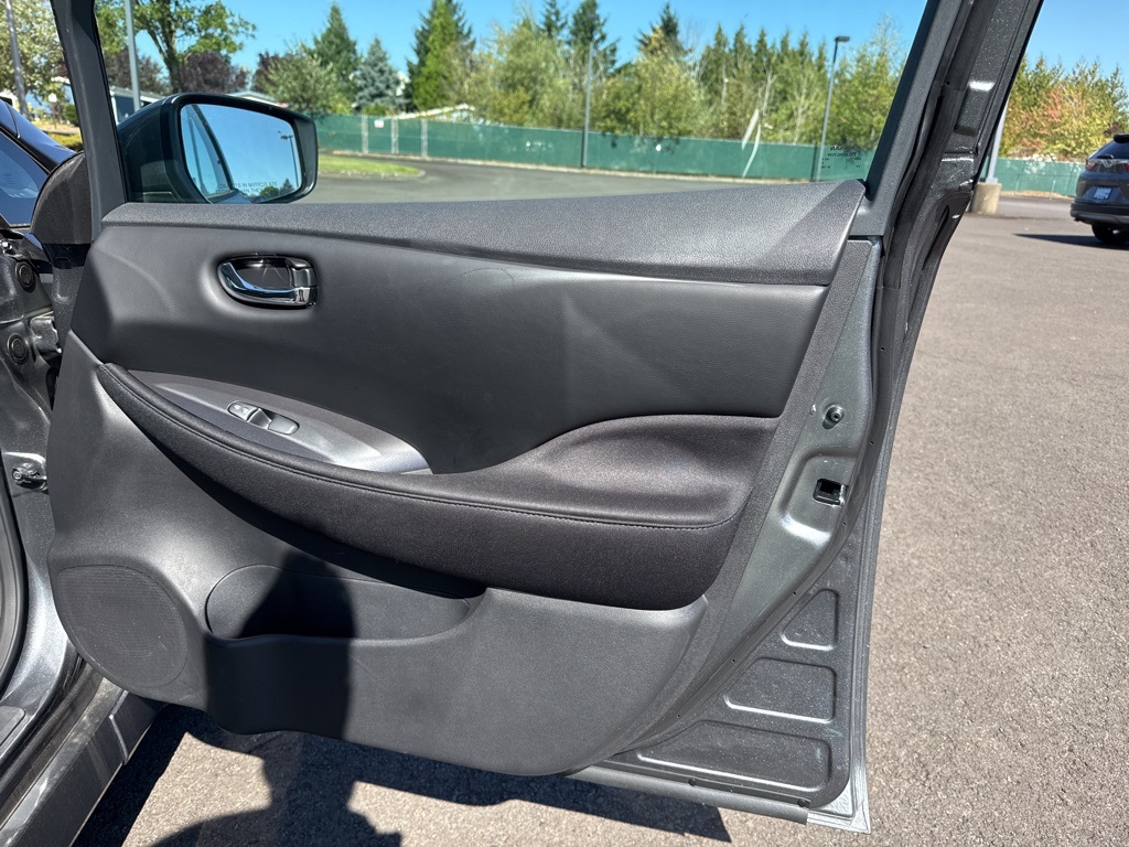 2024 Nissan Leaf S photo 23