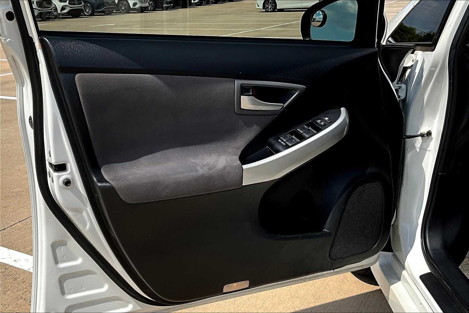 2014 Toyota Prius Two photo 20
