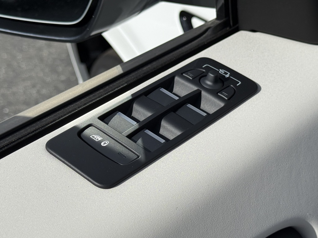 2025 Land Rover Discovery Sport S photo 3