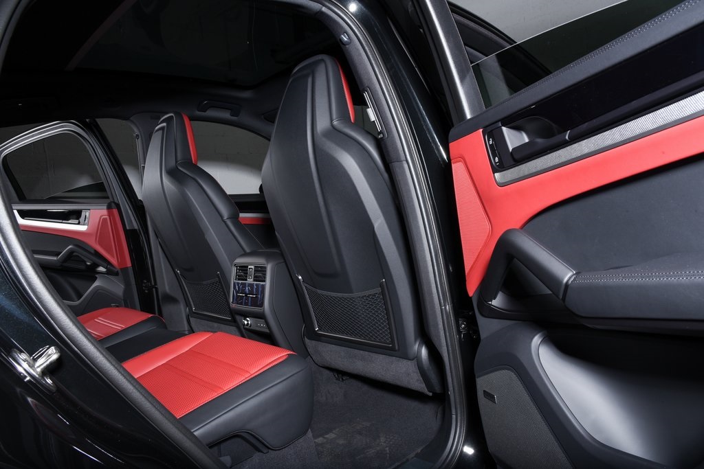 2025 Porsche Cayenne photo 25