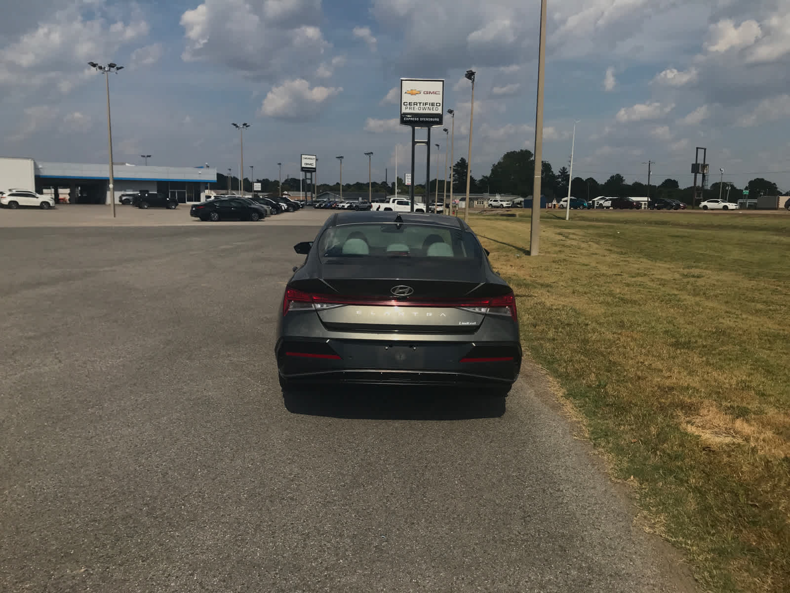 2024 Hyundai Elantra Limited photo 3