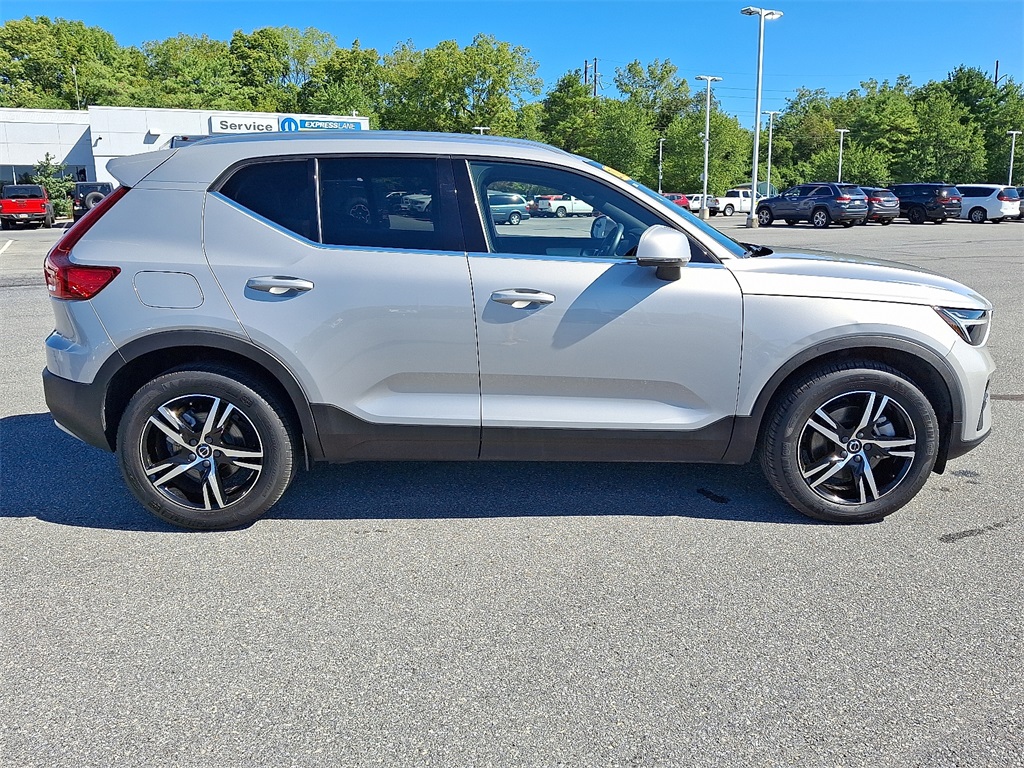 2025 Volvo XC40 Core photo 8