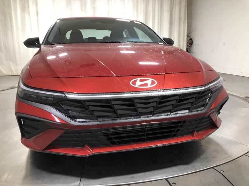 2025 Hyundai Elantra SEL Sport photo 2