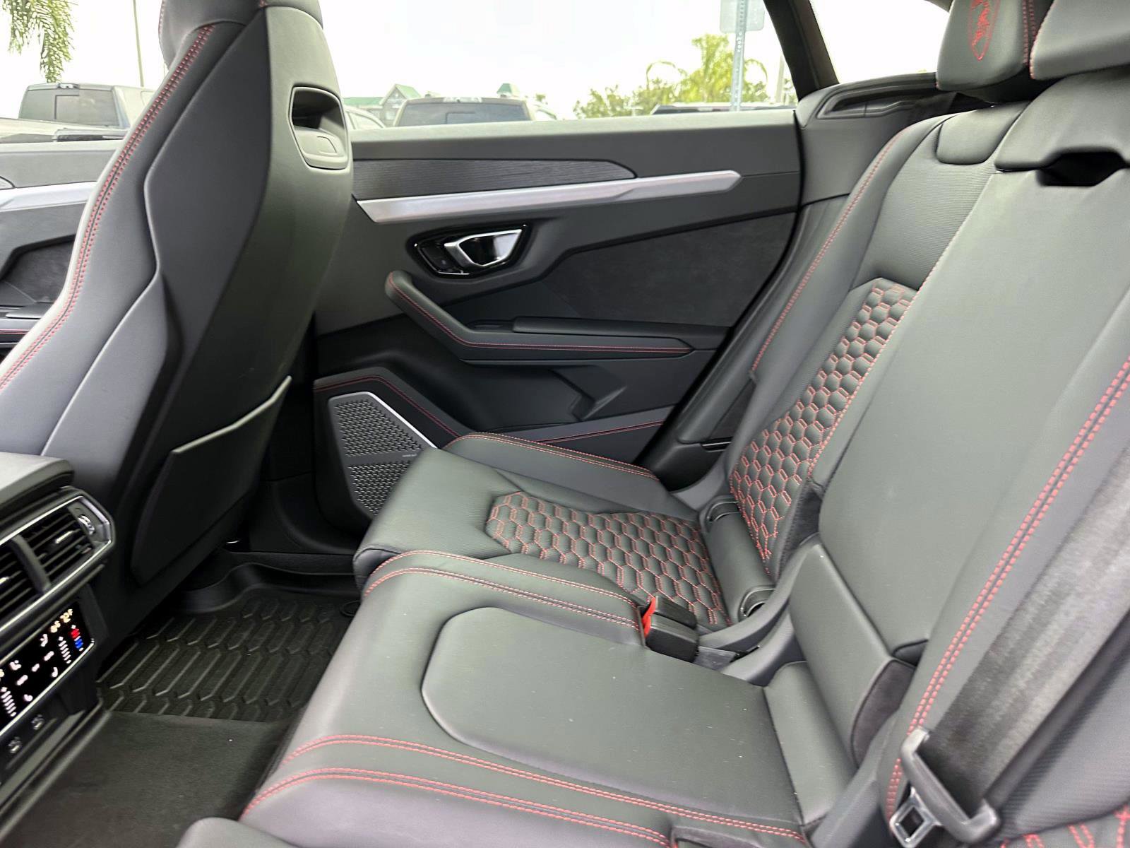 2022 Lamborghini Urus Base photo 13