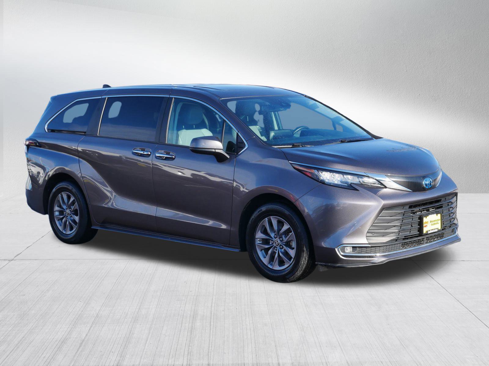 2023 Toyota Sienna XLE's photo