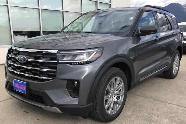 2025 Ford Explorer photo 3