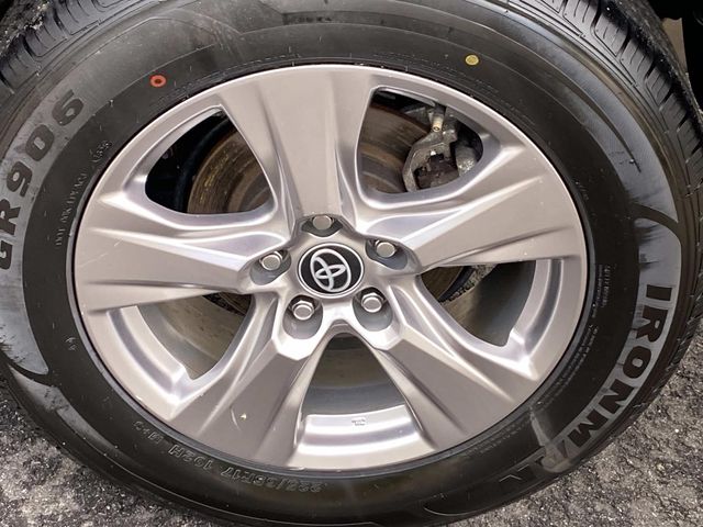 2023 Toyota RAV4 XLE photo 26