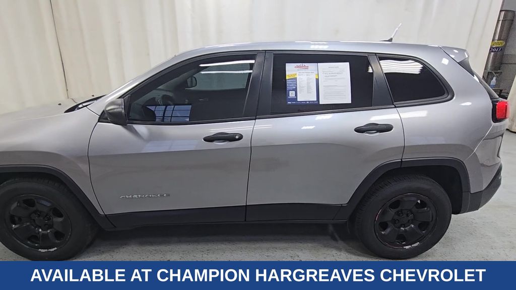 2016 Jeep Cherokee Sport photo 4