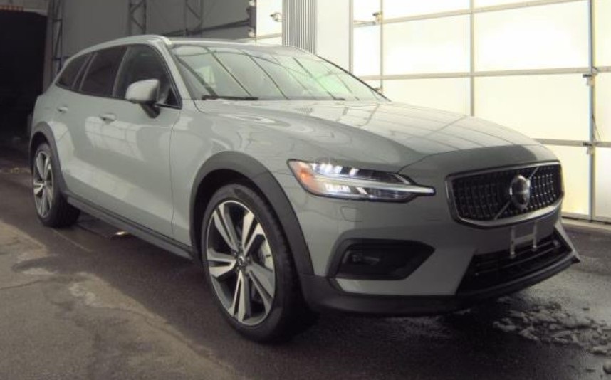 2025 Volvo V60 Cross Country Plus's photo