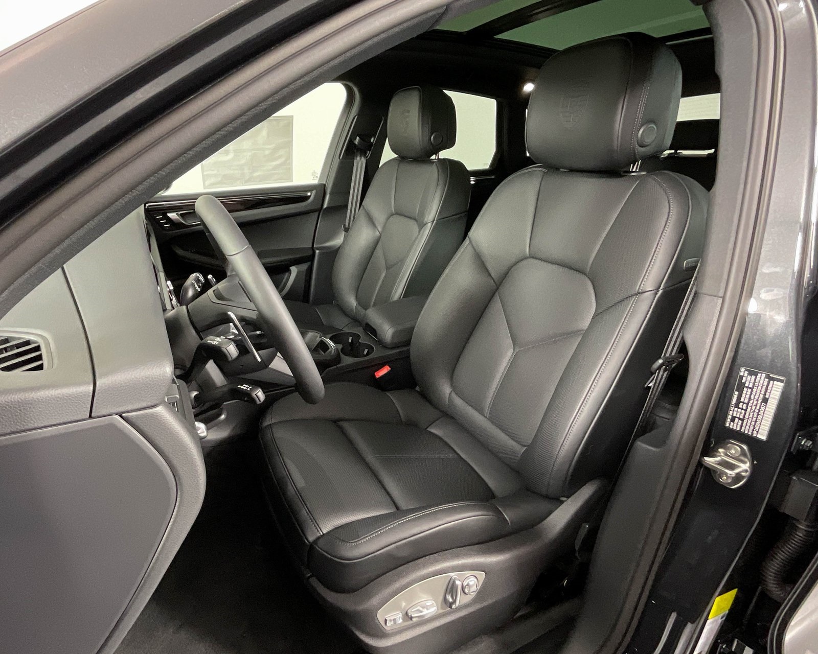 2025 Porsche Macan S photo 5