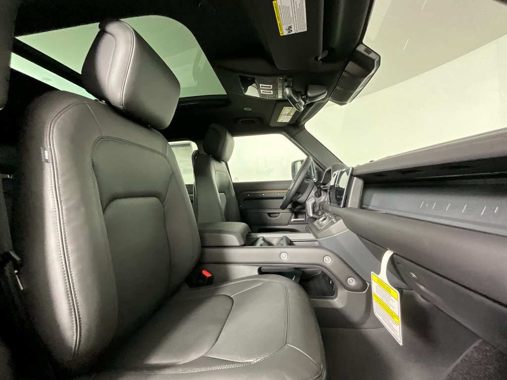 2025 Land Rover Defender 110 X-Dynamic SE photo 3