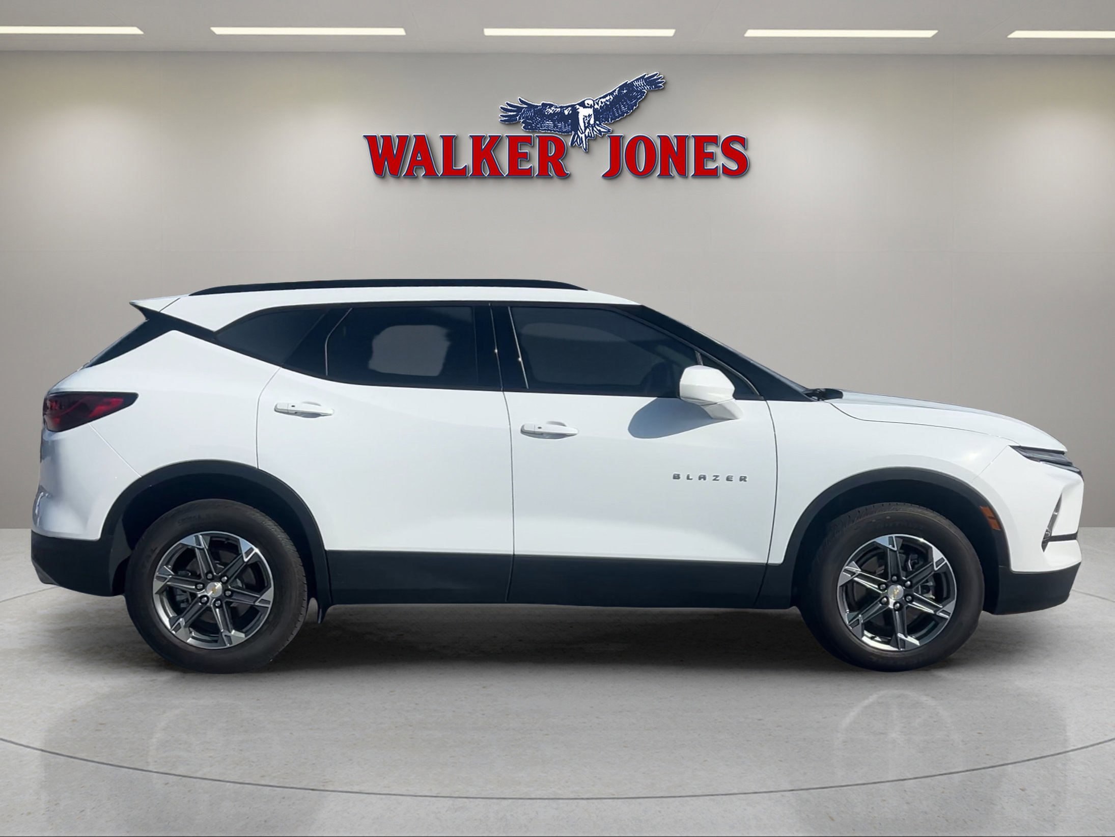 2024 Chevrolet Blazer 2LT photo 2