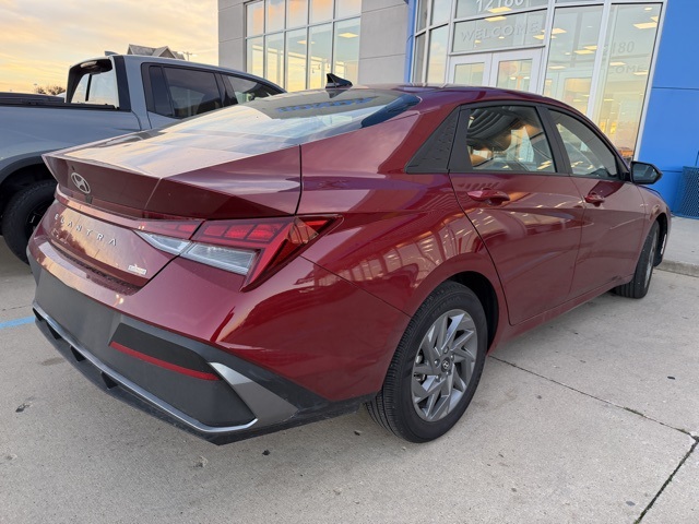 2024 Hyundai Elantra Hybrid Blue photo 2