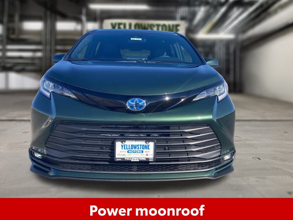 2025 Toyota Sienna Woodland Edition photo 3