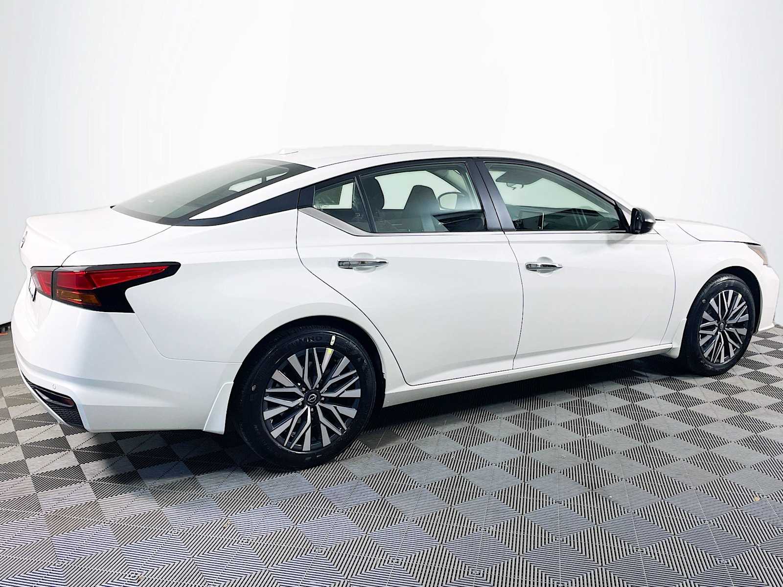 2025 Nissan Altima SV photo 2