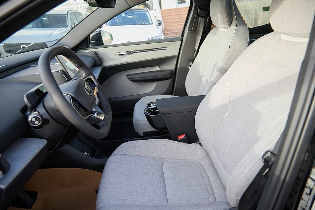 2025 VOLVO EX30 - Image 16