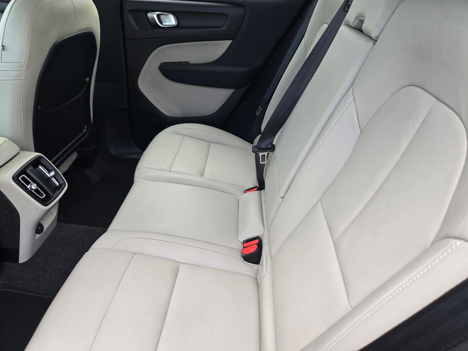 2024 Volvo XC40 AWD Plus photo 8