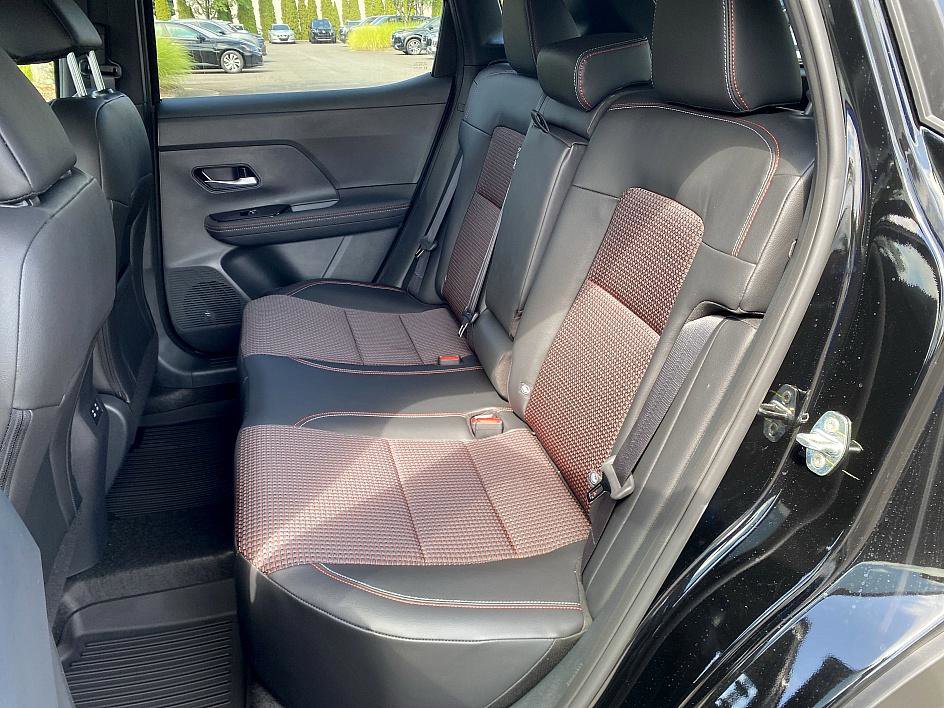 2025 Nissan Kicks SR photo 18