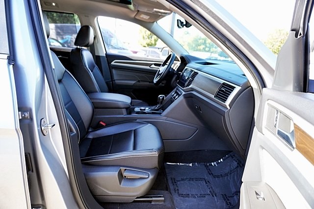 Used 2022 Silver Volkswagen 3.6L V6 SE w/Technology image 10