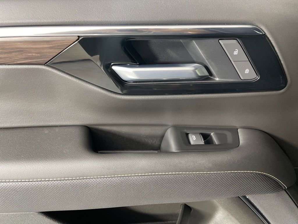 2025 Chevrolet Suburban Premier photo 33