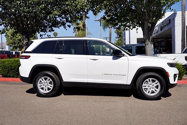 New 2024 Bright White Clear-Coat Exterior Paint Jeep Laredo image 7
