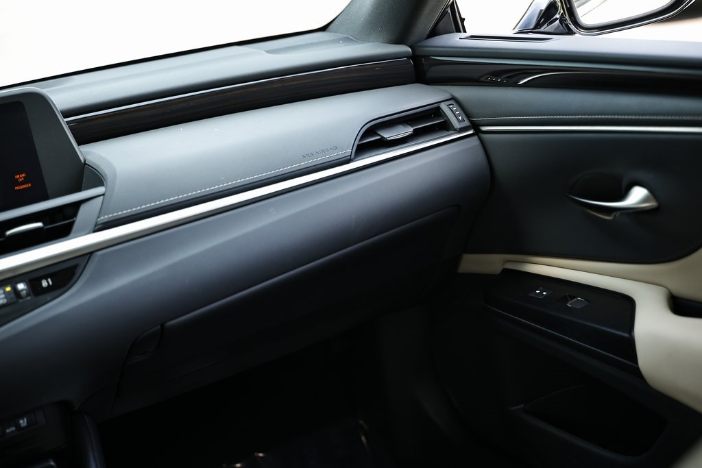2021 Lexus ES 300h photo 28