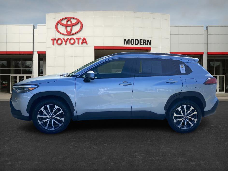 2022 Toyota Corolla Cross XLE photo 2