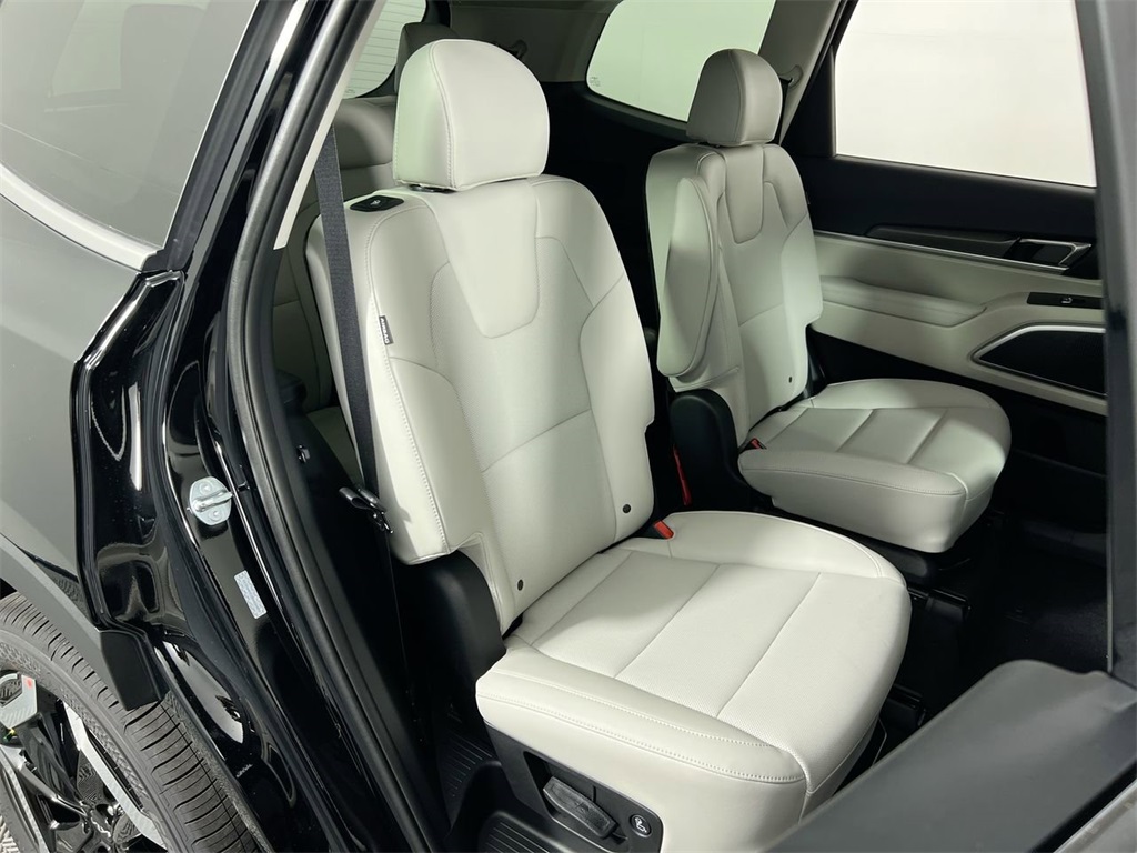 2025 Kia Telluride S photo 23