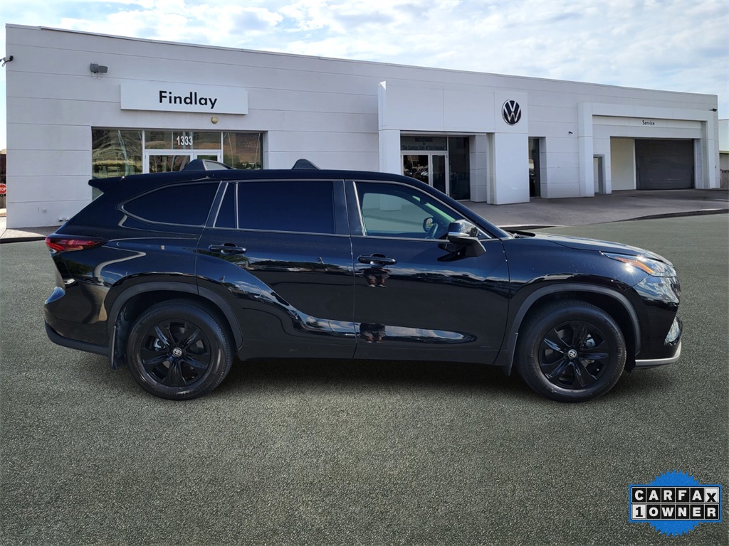 2024 Toyota Highlander Hybrid LE photo 3