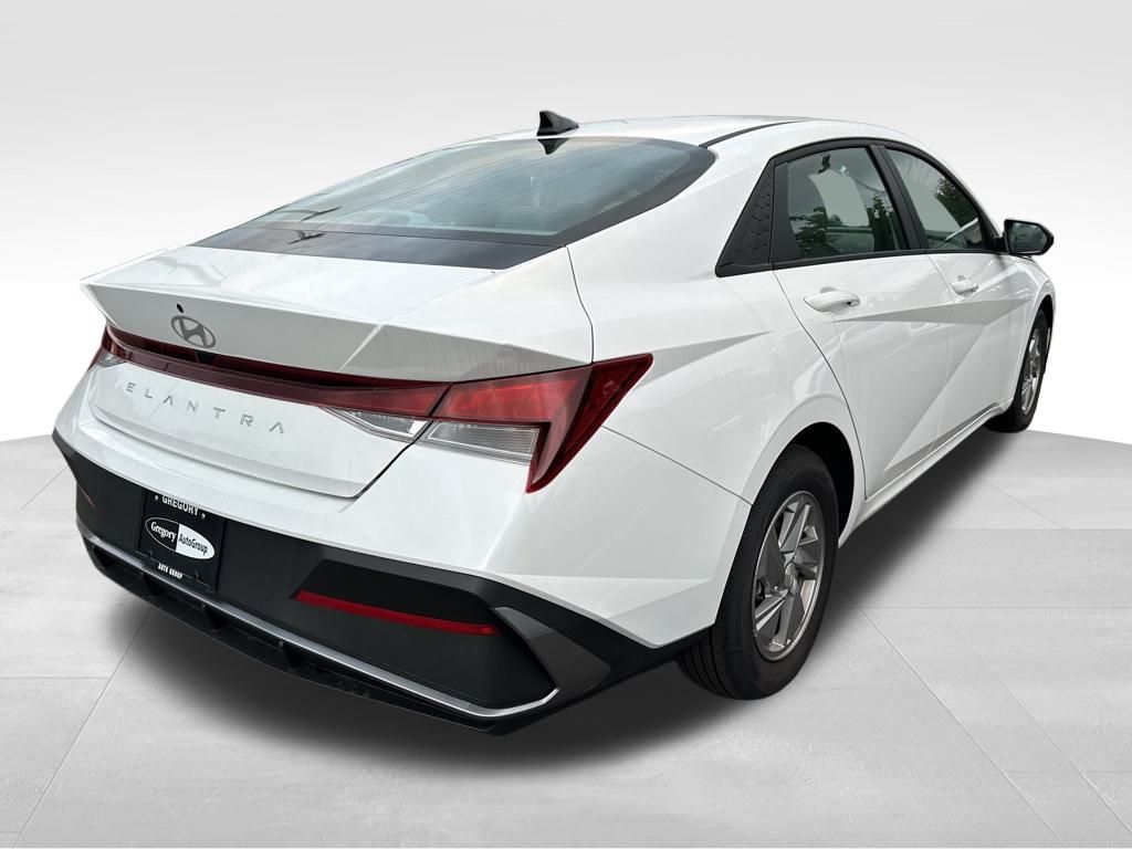 2024 Hyundai Elantra SE photo 4