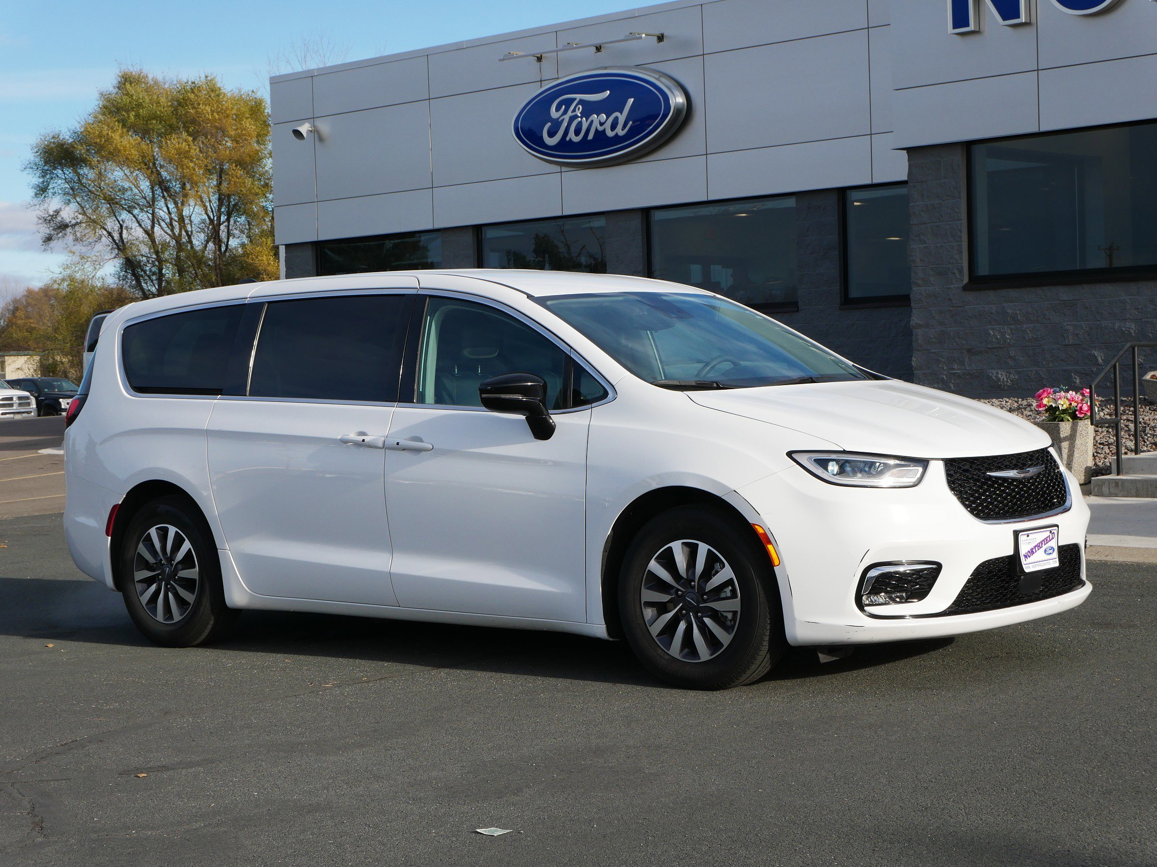 Used 2024 Chrysler Pacifica PHEV Select with VIN 2C4RC1S72RR153710 for sale in Northfield, Minnesota