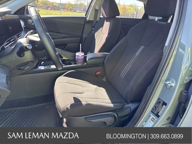 2023 Hyundai Elantra SEL photo 3
