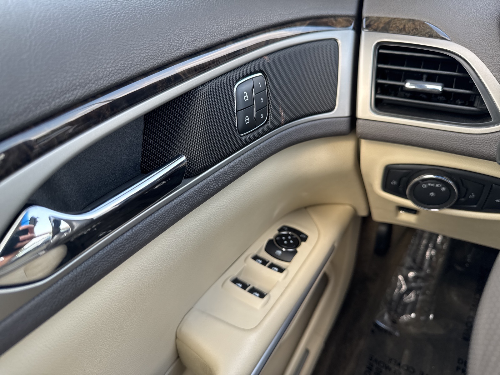 2013 Lincoln MKZ Hybrid photo 24