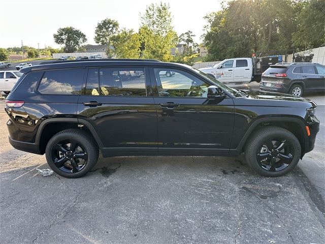 2025 Jeep Grand Cherokee Limited photo 4