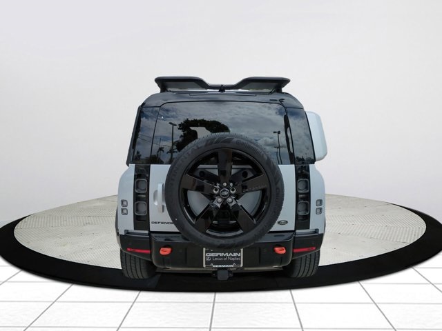 2023 Land Rover Defender 110 photo 3