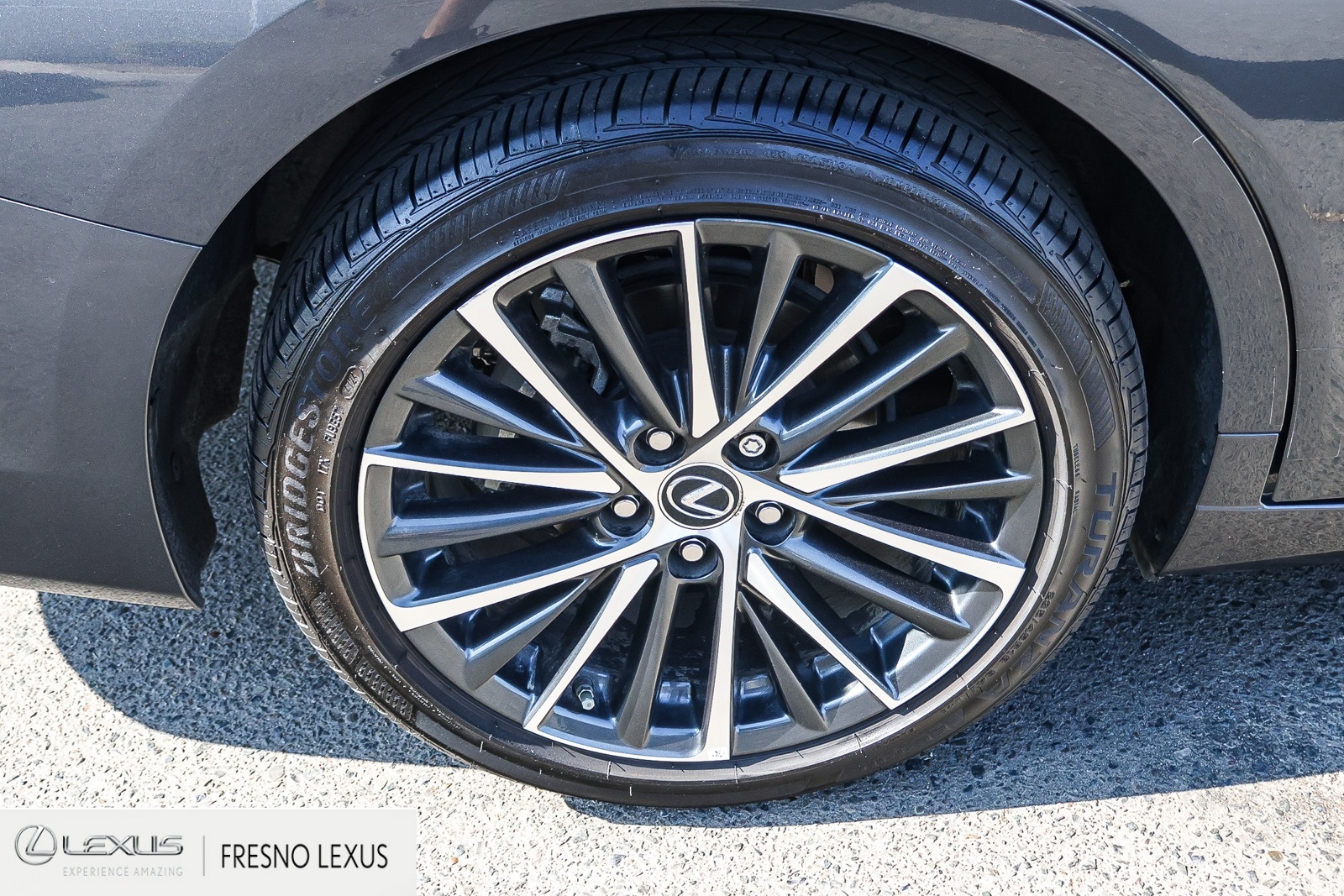 2025 Lexus ES 300h photo 8