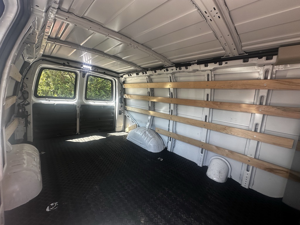 2022 Gmc Savana 2500 photo 9