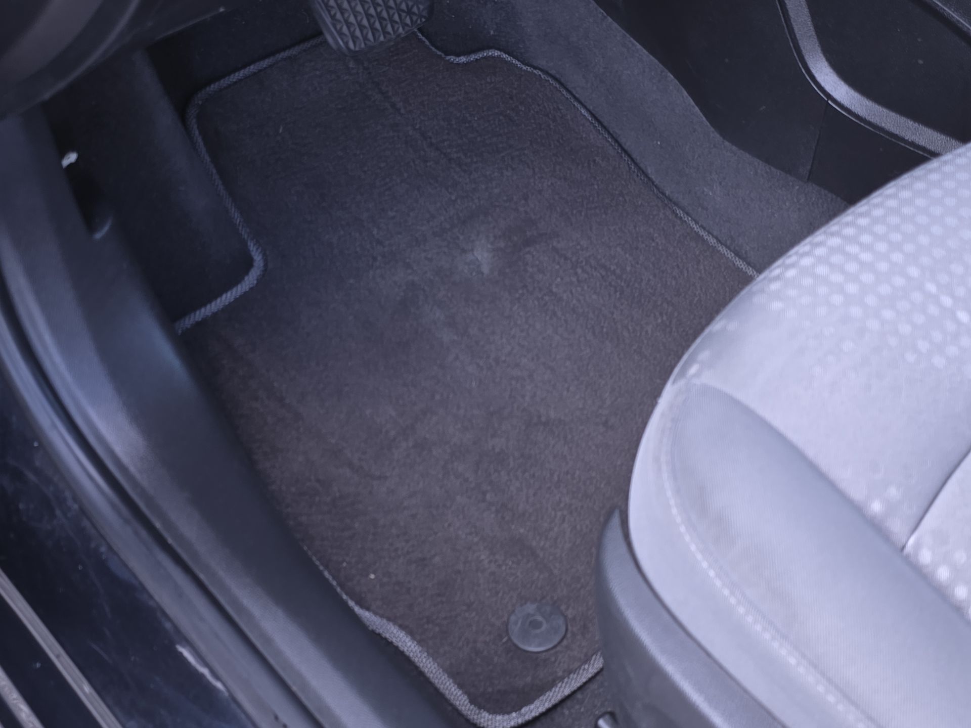 2013 Chevrolet Sonic LS photo 29
