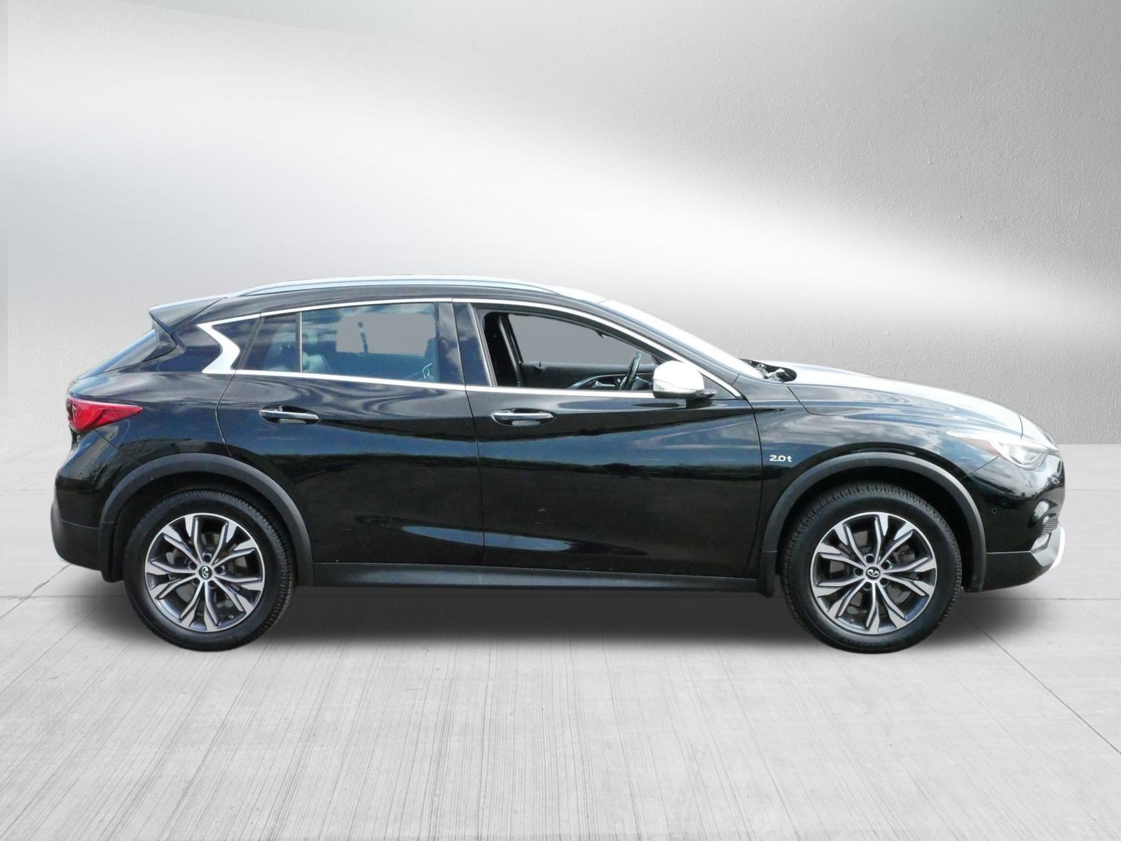 2017 Infiniti QX30 Premium photo 8