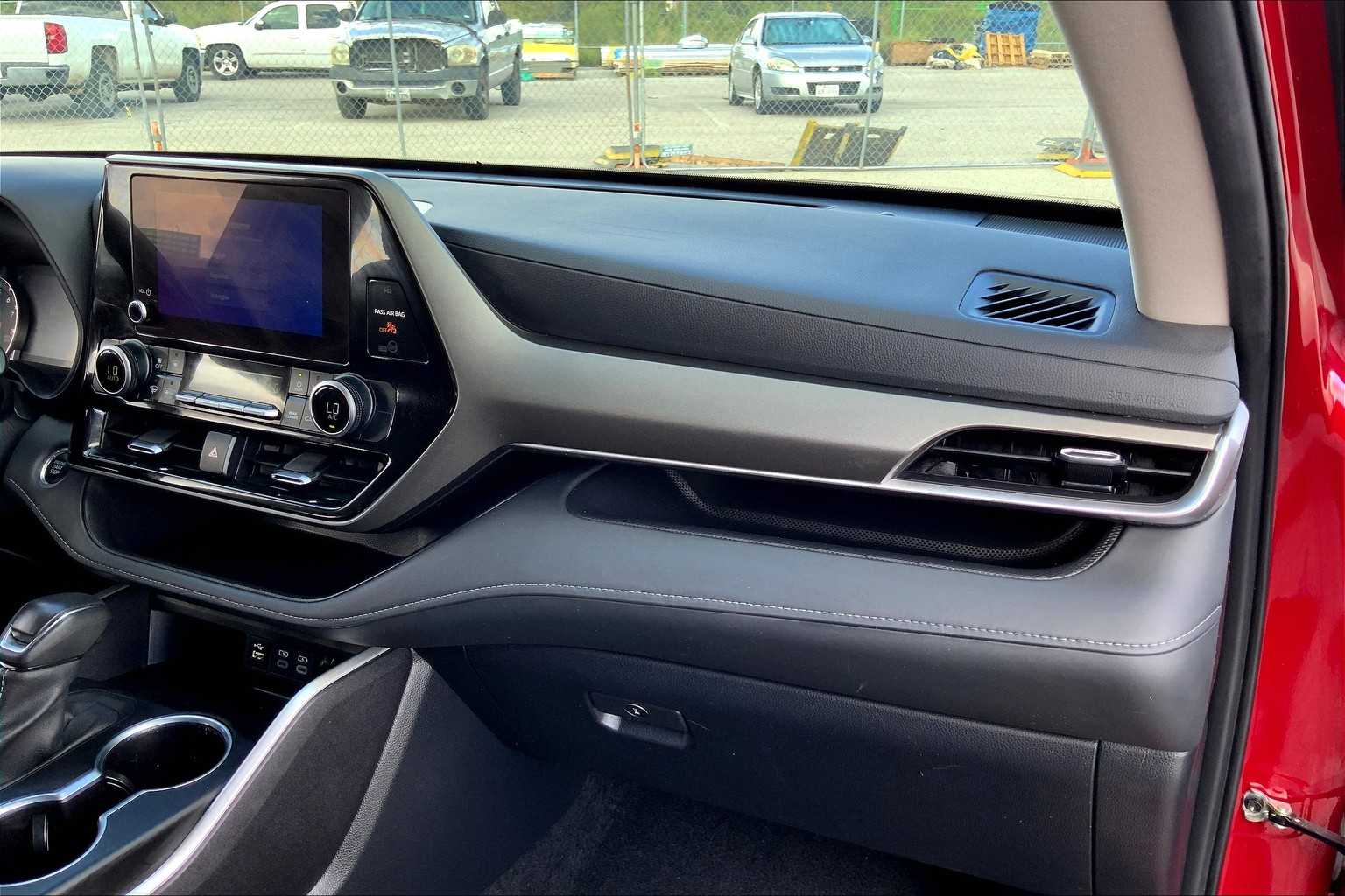 2024 Toyota Highlander LE photo 17