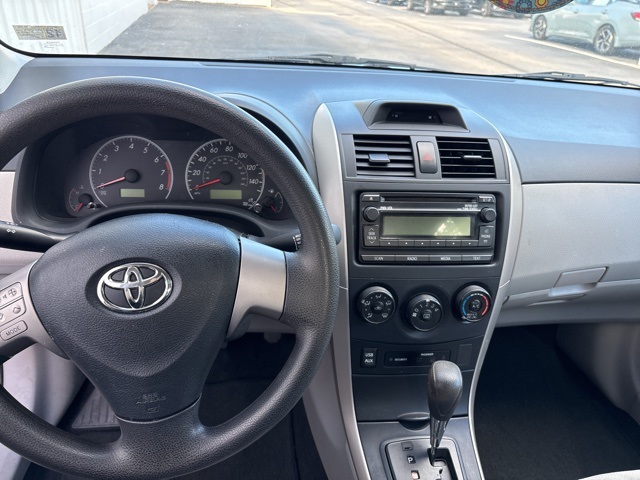 2013 Toyota Corolla LE photo 4