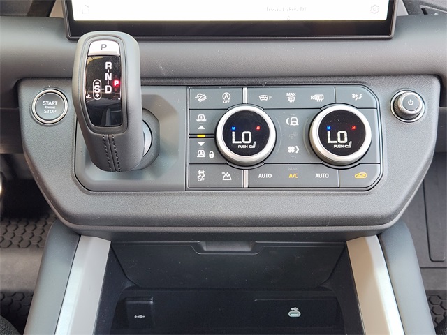 2025 Land Rover Defender 110 V8 photo 12