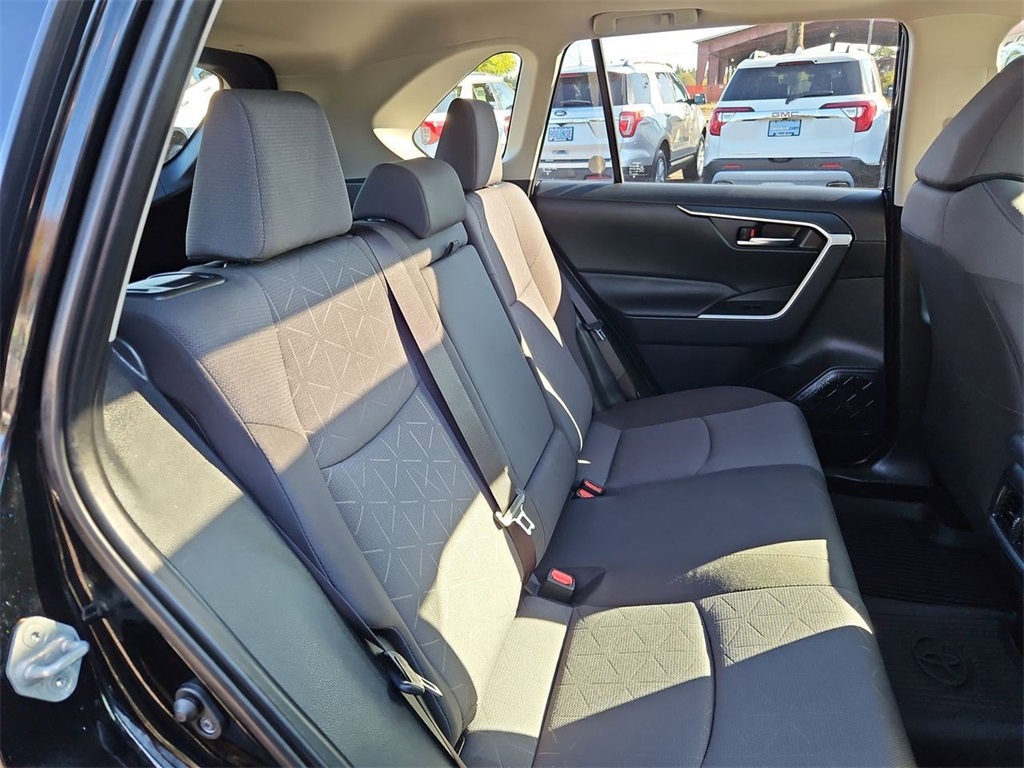 2023 Toyota RAV4 Hybrid XLE photo 30