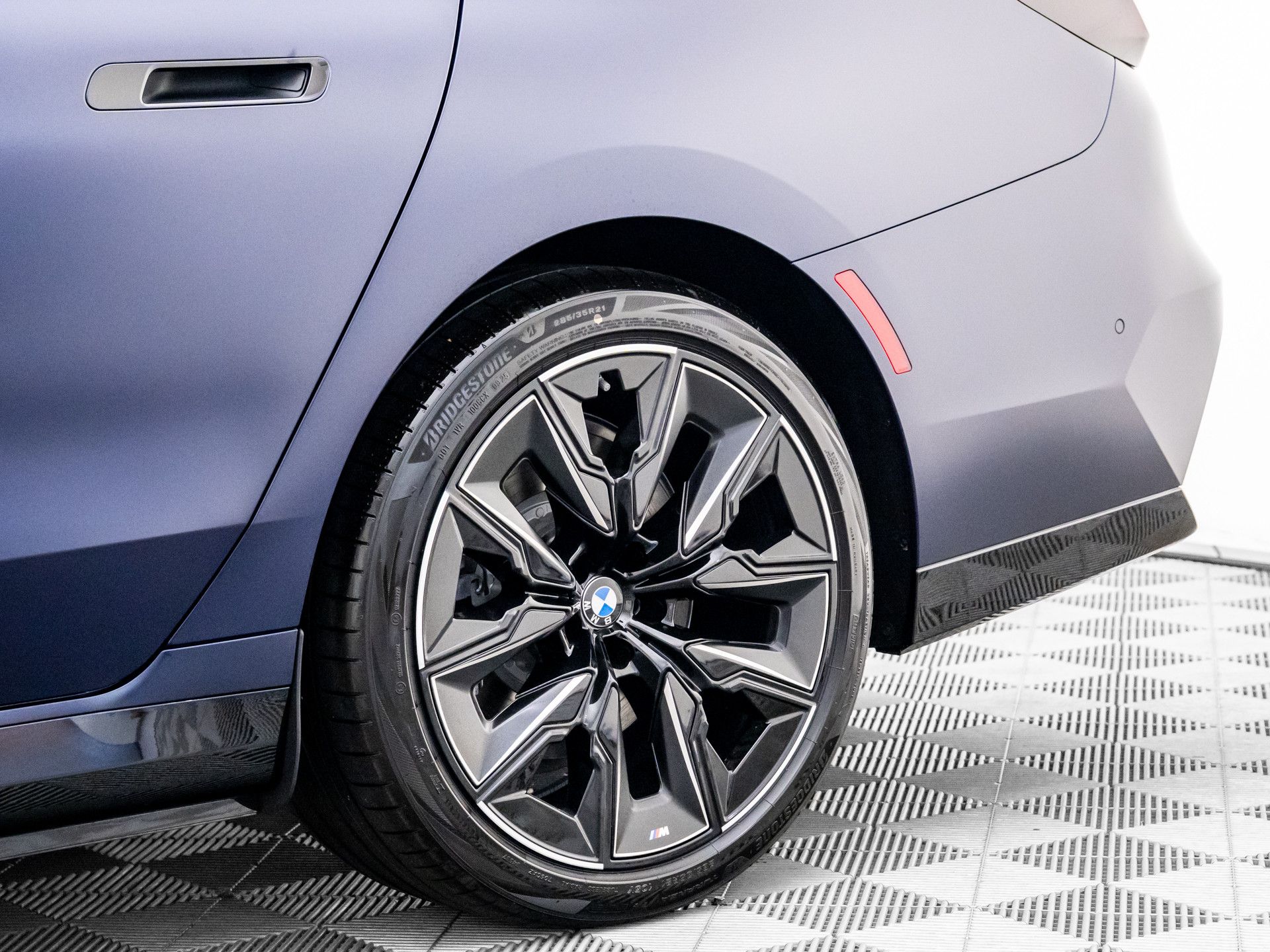 New 2025 Frozen Tanzanite Blue Metallic BMW 750e xDrive image 33