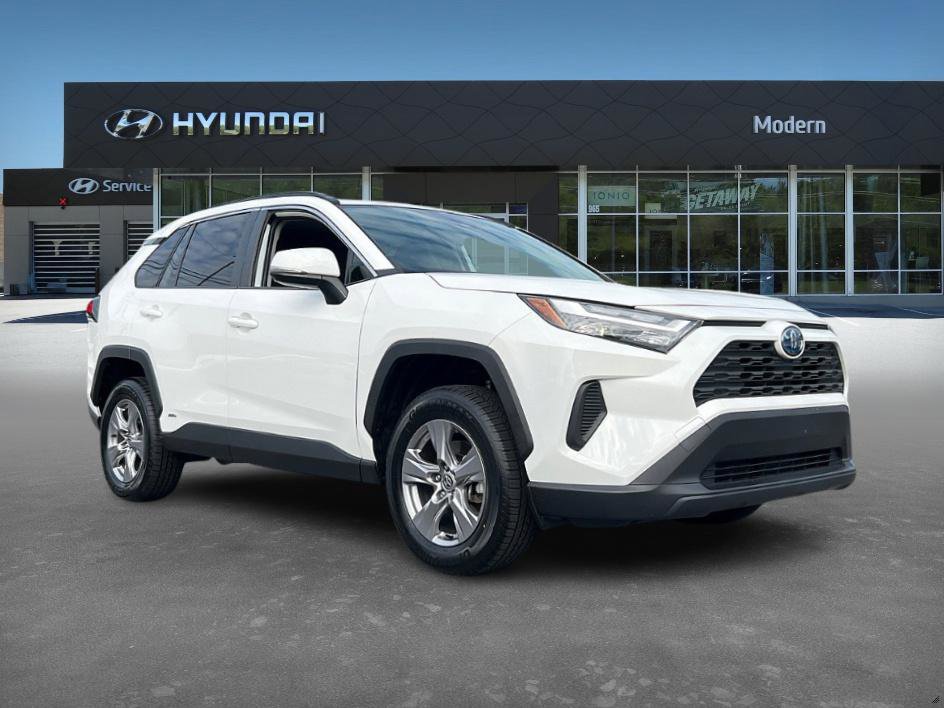 2022 Toyota RAV4 Hybrid XLE photo 2