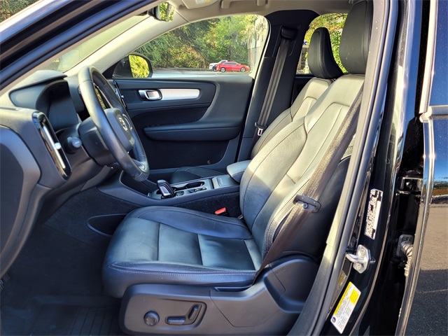 2021 Volvo XC40 Momentum photo 3