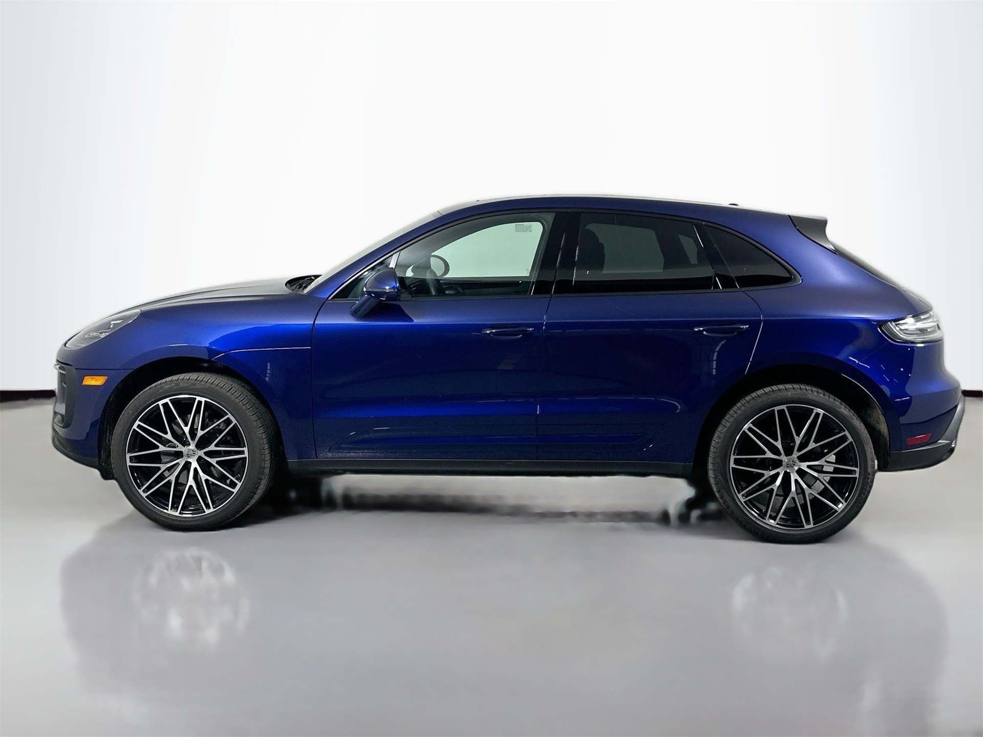 2025 Porsche Macan Base photo 2
